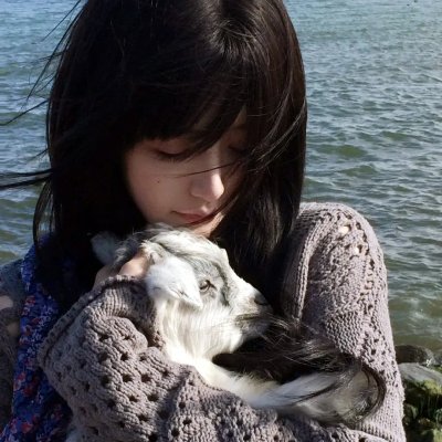 老艺术家孙女豪车代步炫富，品牌方解约，深夜引热议